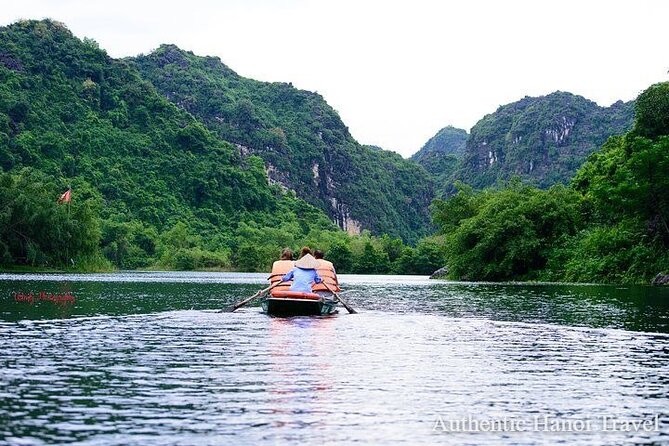 1 Day Luxury Tour in Bai Dinh, Trang An and Mua Cave From Hanoi - Lunch, guides and the group-tour rhythm