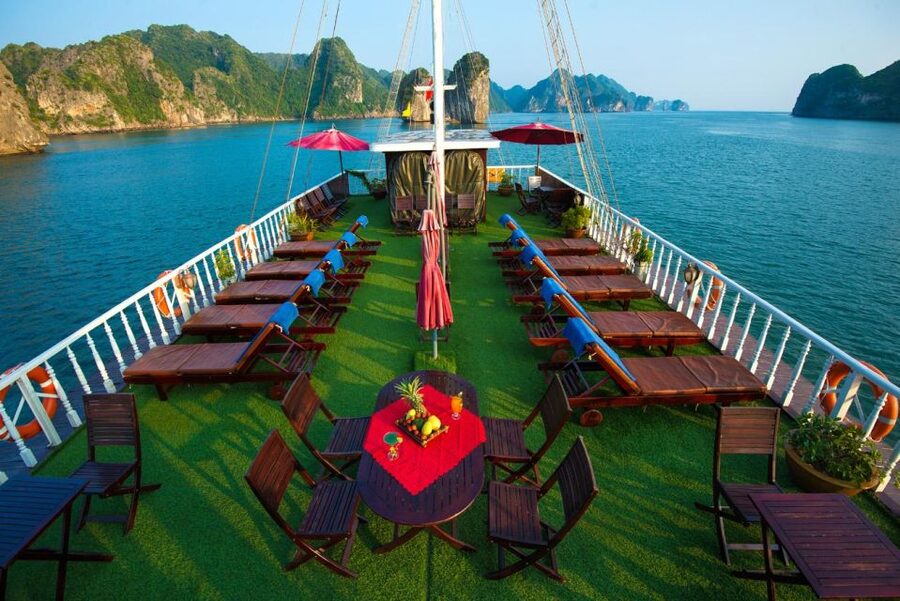2-Day Royal Palace Ha Long Bay & Ti Top Island Cruise - Kayaking, swimming and Ti Top Island