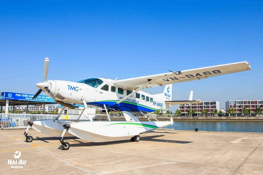 25 minutes sightseeing flight in Halong Bay by Seaplane - At a glance