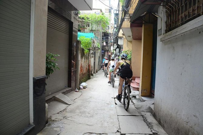 Bicycle Tours Hanoi: Half Day Hanoi City Bicycle Tours - Guides, group size and family fit