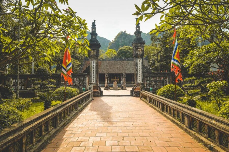 From Hanoi: 2-Day Ninh Binh Tour with Accommodation & Meals - Hoa Lu and the return to Hanoi