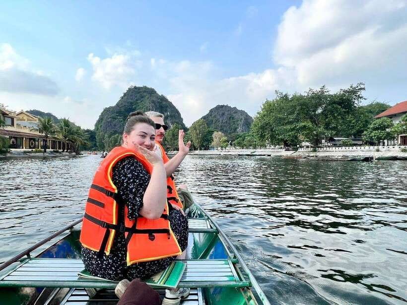 From Hanoi: Full-Day Ninh Binh Highlights Small Group Tour - A riverside lunch before the boat ride