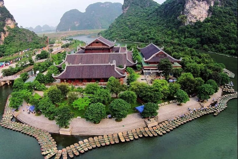 From Hanoi: Hoa Lu/Bai Dinh-Tam Coc/Trang An-Mua Cave Tours - Mua Cave and the climb to Ngoa Long Mountain