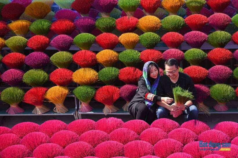 From Hanoi: Incense Village & Train Street Small Group Tour - Seeing incense made by hand