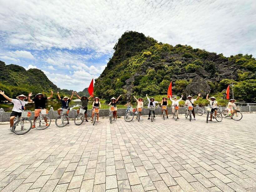 From Hanoi: Ninh Binh, Hoa Lu, Tam Coc, & Mua Cave Day-Trip - Lunch: a generous pause before the river