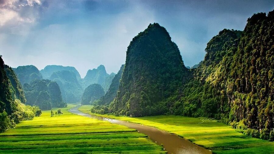From Hanoi: Ninh Binh-Hoa Lu-Trang An-Mua-Cave-Buffet Lunch - Hoa Lu and the story behind the temples