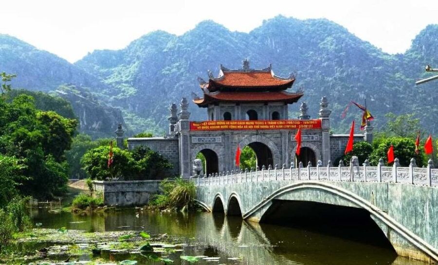 From Hanoi: Tam Coc Boat Trip and Hoa Lu & Mua Cave Tour - Lunch before the river