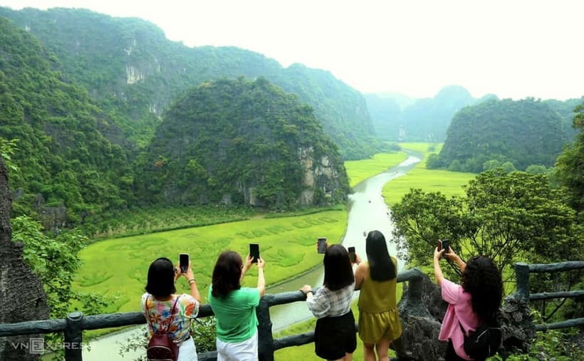 From Hanoi: Tam Coc Boat Trip and Hoa Lu & Mua Cave Tour - What $43 covers