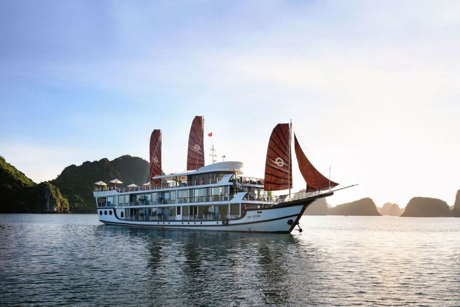 Ha Long & Lan Ha Bays: 2-Day Cruise with Meals & Kayaking - Day one: lunch, Bright Cave and sunset