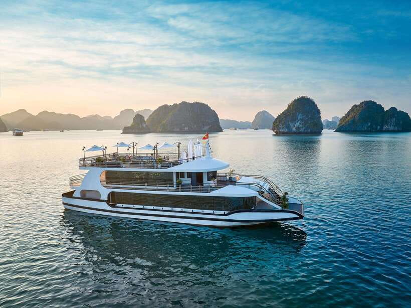 Halong Bay: Luxury Day Cruise with Buffet, Kayak, Swim - A full-day route from Hanoi to the bay