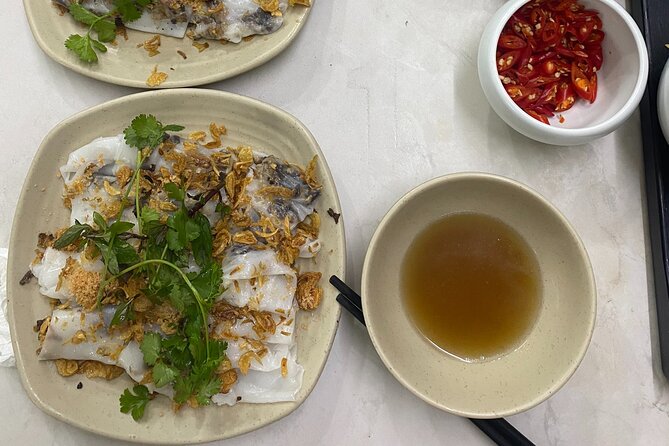 Hanoi: 7 Tasting Street Food Walking Tour and Train Street - Finding your way through Hanoi’s food stalls