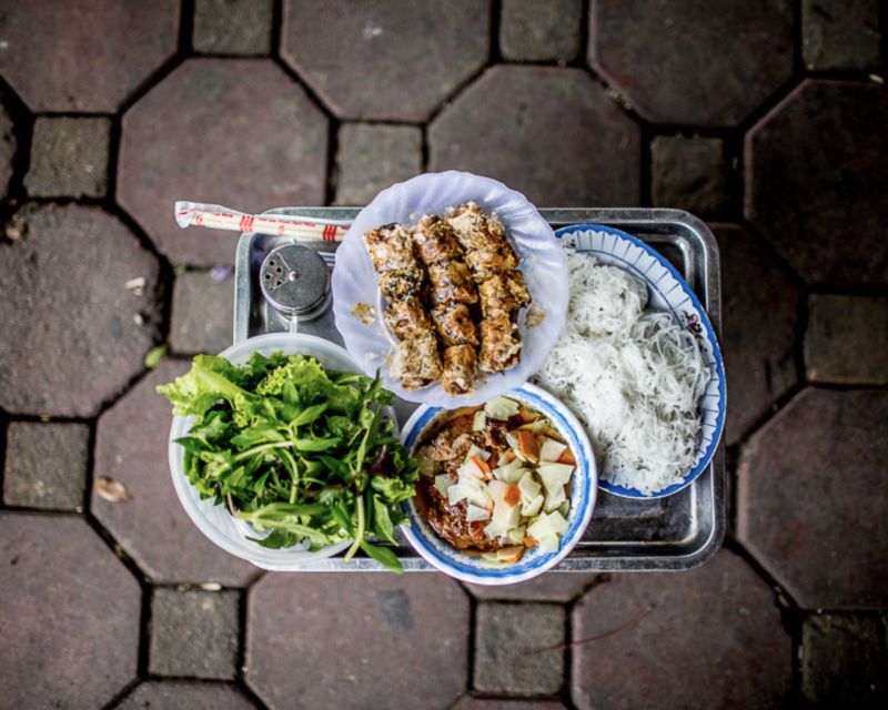 Hanoi: 7 Tastings Street Food Tour with Train Street - A guided route through Hanoi’s food lanes