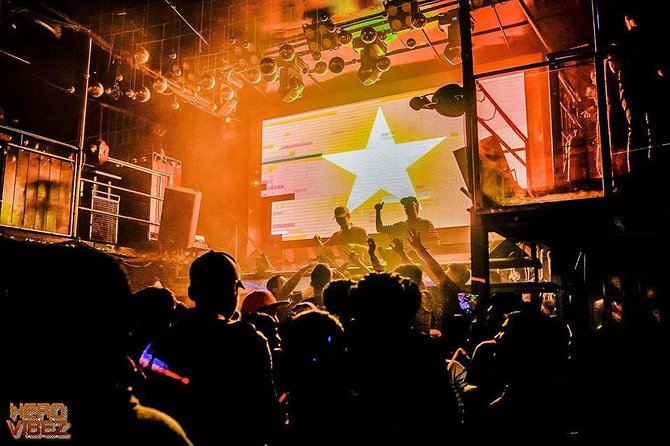 Hanoi Bar-Pub Experience Nightlife With Local Expert - Ta Hien Street and the late-night crowd