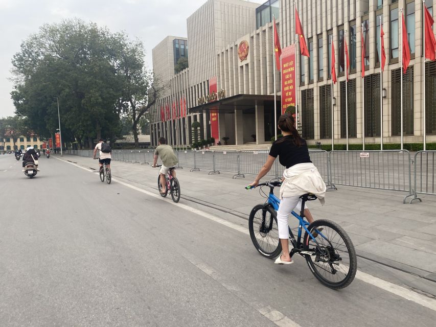 Hanoi: Bike Tour Through Hidden Gems and Banana Island - Train Street, local conversation and food