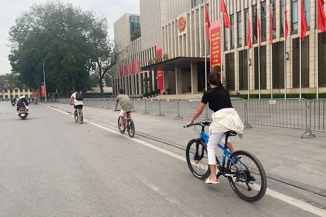 Hanoi City Bike Tour through Banana Island & Food Tasting - Old Quarter lanes, railway tracks and cafes