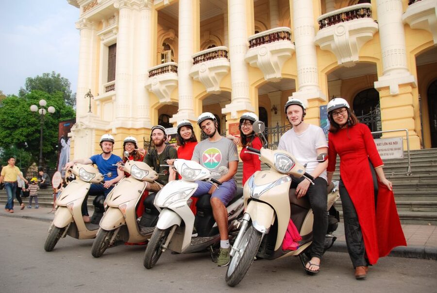 Hanoi: City Sightseeing Motorbike Tour - West Lake, Tran Quoc Pagoda and Ba Dinh