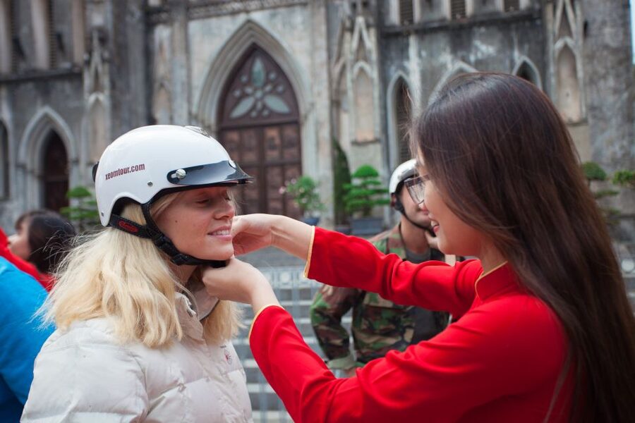 Hanoi: City Sightseeing Motorbike Tour - Local food, pho and egg coffee