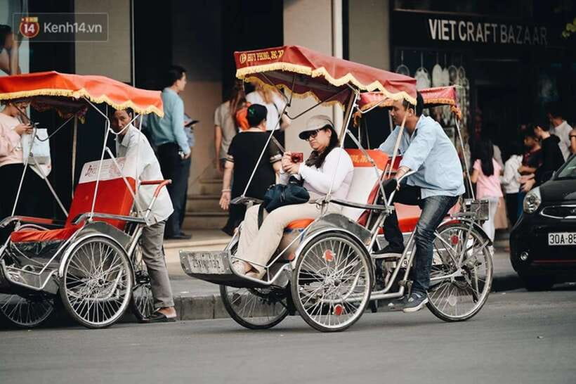 Hanoi: Cyclo the Old Quarter and Egg Coffee Tour - Bun cha, then egg coffee near the lake