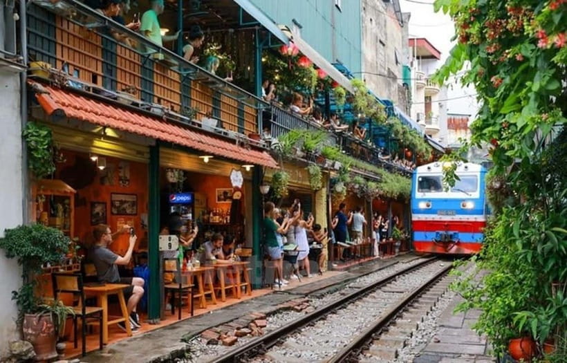 Hanoi: Eat Like a Local Small Group Street Food Tour - Start at Ngo Huyen Street, then follow the food