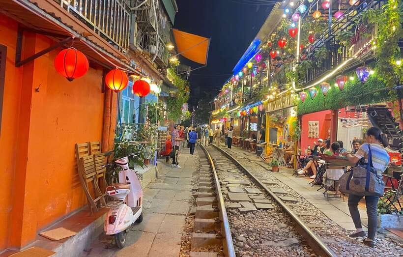 Hanoi: Guided Street Food Tour with Train Street Experience - Four to six dishes, with room to try something new