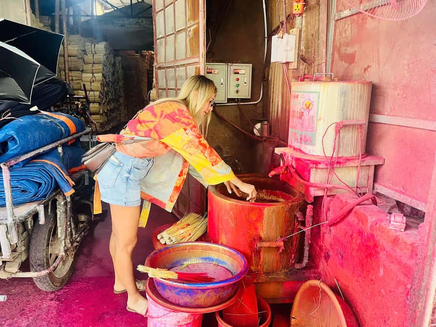 Hanoi: Incense Village, Hat, Lacquer, & City Highlights Tour - Quang Phu Cau and the work behind the incense