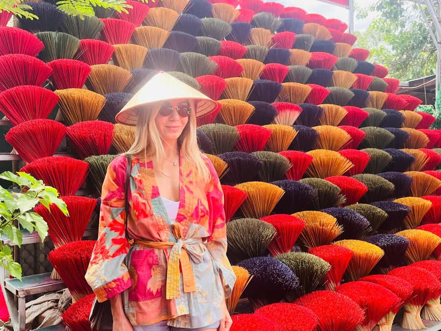 Hanoi: Incense Village, Hat, Lacquer Tour & City Highlights - At Quang Phu Cau, incense becomes a picture