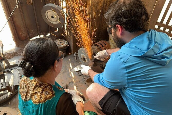 Hanoi Knife-Making Class:Join the Legacy in Blacksmith's Workshop - Da Sy’s blade-making tradition