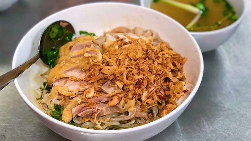 Hanoi: Michelin Guide Street Food Walking Tour - Dry chicken pho begins the meal