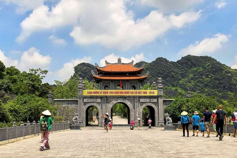 Hanoi/Ninh Binh: 1-Day Tam Coc/Trang An, Hoa Lu & Mua Caves - The Road from Hanoi to Hoa Lu