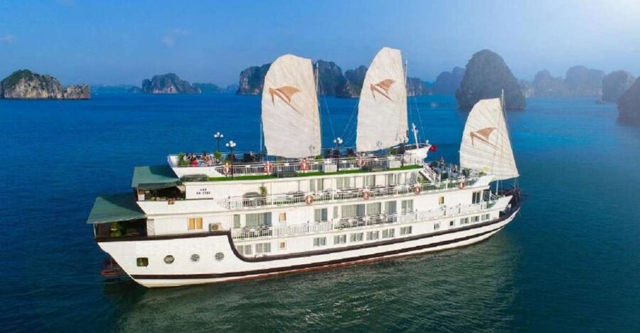 Hanoi/Ninh Binh:3 Day 2 Night Bai Tu Long Bay Luxury Junk - Day two: Vung Vieng and Cong Dam