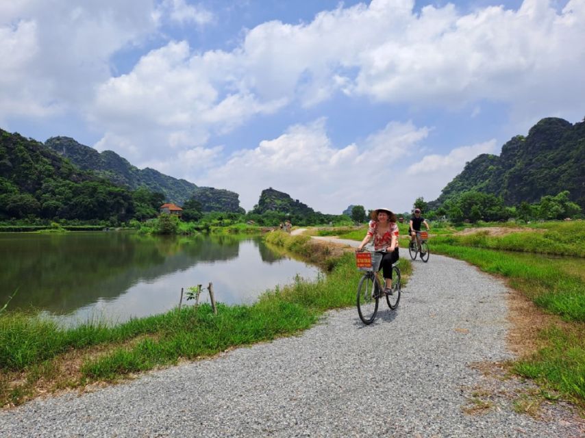 Hanoi: Ninh Binh, Hoa Lu, Tam Coc and Mua Cave Day Trip - Lunch beside the Tam Coc River