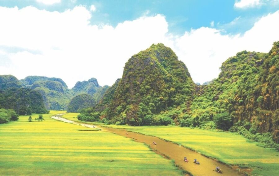 Hanoi: Ninh Binh, Hoa Lu, Tam Coc and Mua Cave Day Trip - Tam Coc by sampan