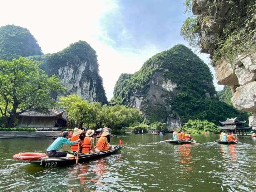 Hanoi: Ninh Binh- Hoa Lu - Trang An - Mua Cave - Best Seller - A Vietnamese buffet before the afternoon