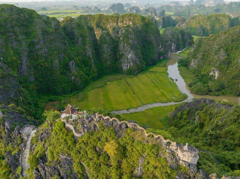 Hanoi: Ninh Binh- Hoa Lu - Trang An - Mua Cave - Best Seller - Trang An by sampan and cave tunnel