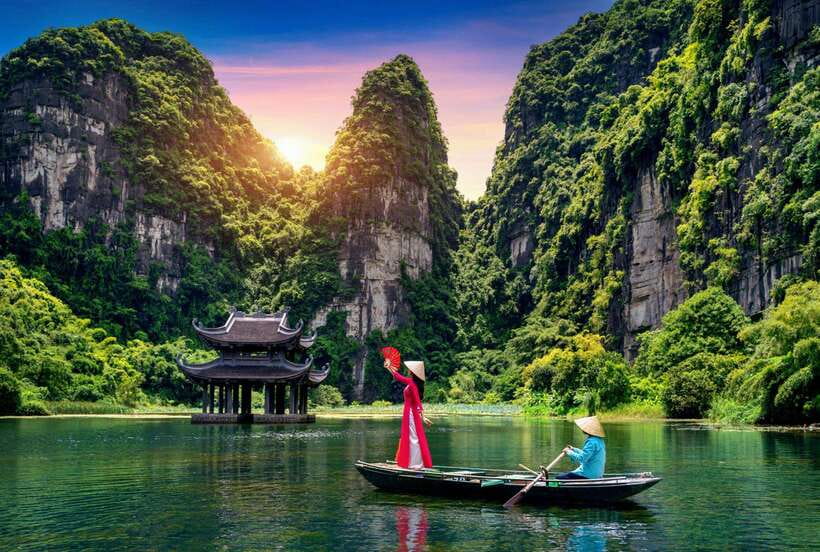 Hanoi: Ninh Binh, Trang An, Mua Cave and Bai Dinh Pagoda - Lunch, a welcome pause in Ninh Binh
