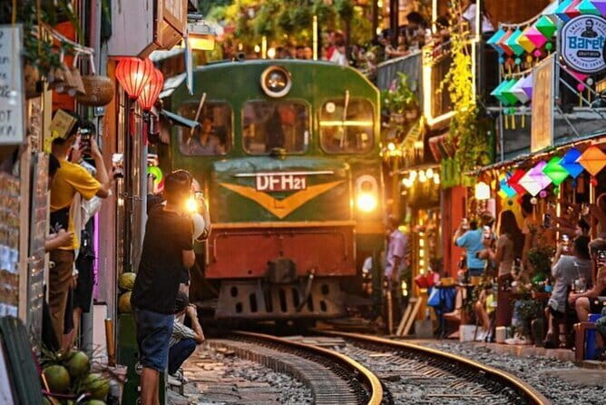 Hanoi street food walking and train street visit - The useful details at a glance