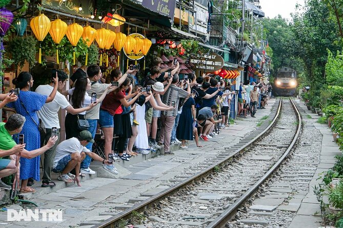Hanoi Walking Street Food Tour with Train Street - Starting in the Old Quarter, one dish at a time
