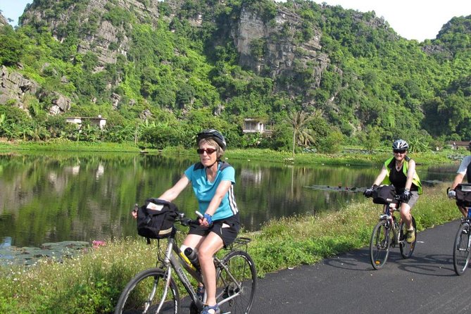 Hoa Lư Tam Coc & Mua Cave full day Including Buffets Lunch - Tam Coc by sampan