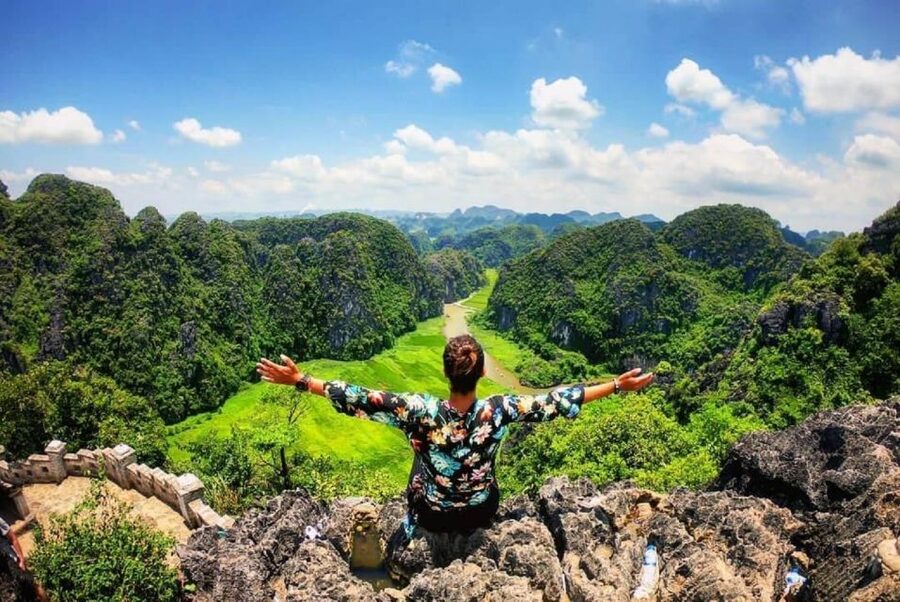 Ninh Binh: Hoa Lu, Trang An and Mua Caves Hiking Day Trip - Lunch: a practical pause, with drinks extra