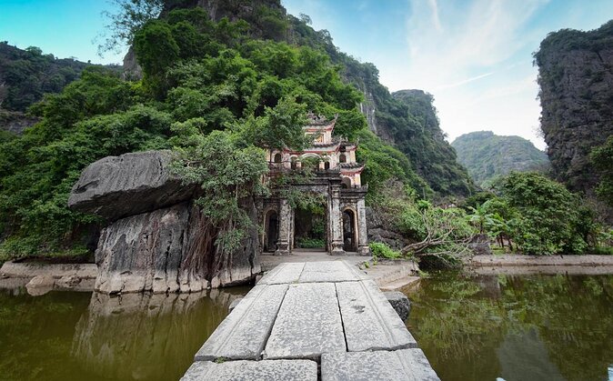 Ninh Binh Tour: Deluxe & Small Group Tam Coc Hoa Lu - Boat, Biking, Buffet Lunch - The day at a glance