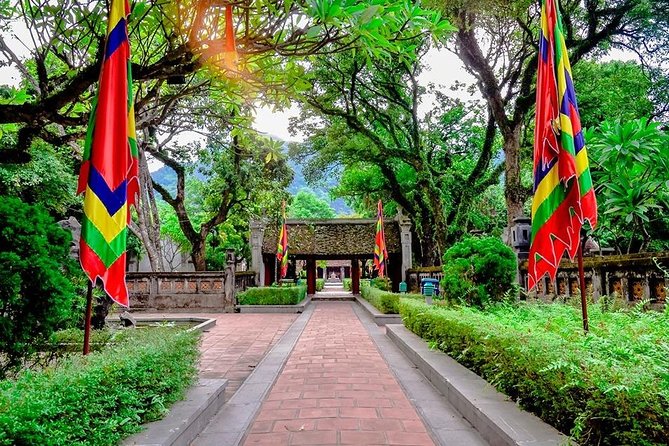 Ninh Binh Tour: Deluxe & Small Group Tam Coc Hoa Lu - Boat, Biking, Buffet Lunch - A buffet lunch before the river