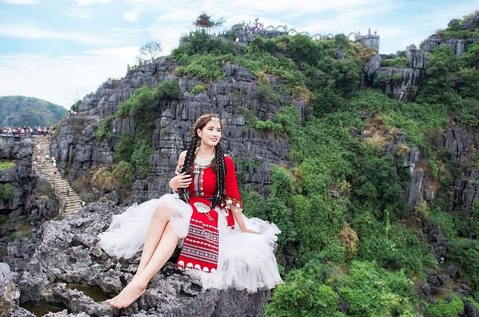 Ninh Binh Tour from Hanoi for 6-9 Pax/tour by DCar Limousine - Tam Coc: a slow passage by bamboo boat