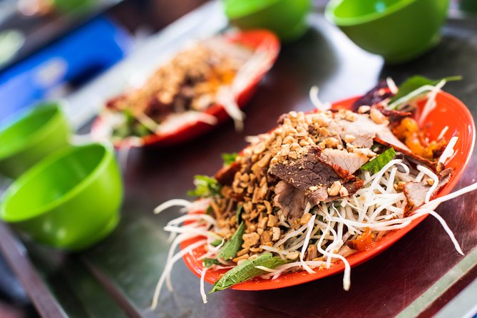 Tasting 8 Different Hanoi Street Foods at Noon Time - Is $25.65 good value for lunch?