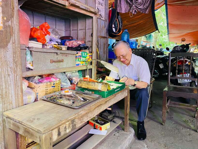 Vietnam War: Uncovering Hanoi's Untold Stories - Train Street as a place to pause